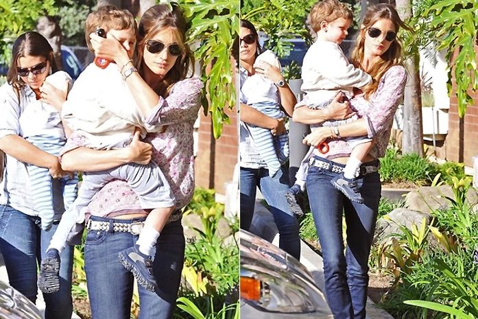 Gisele Bündchen é fotografada ao lado do filho e do enteado