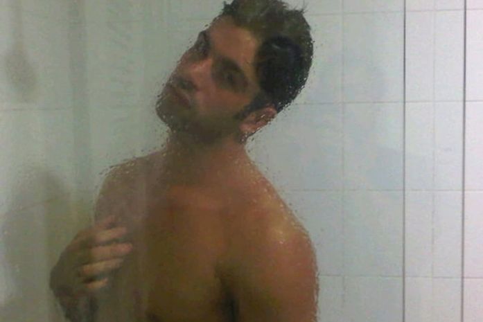 Sensual: Ex-BBB Kadu Parga é fotografado no chuveiro