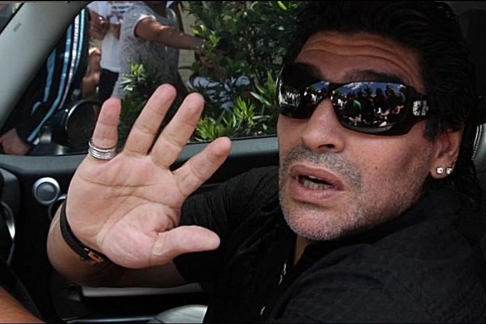 Maradona é acusado de conspiração e deixa Argentina em crise