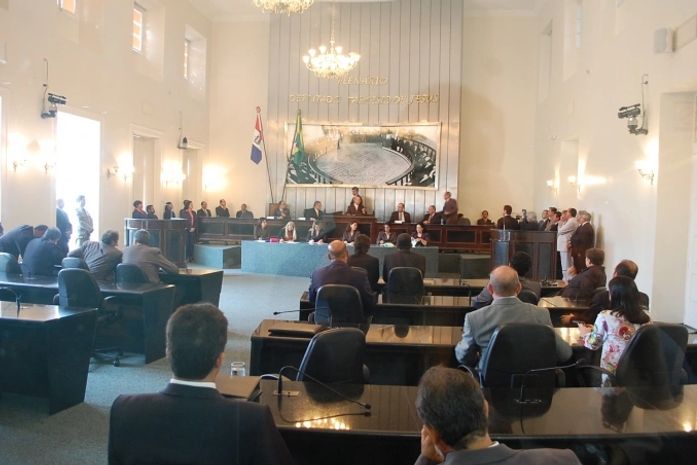 Deputados aprovam modificação no prazo para licitações