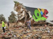 Equipes de resgate fazem buscas no local do acidente, no aeroporto de Trípoli, nesta quarta