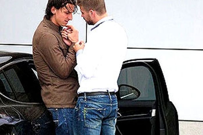 Dani Alves vê má-fé na foto Piqué- Ibra, mas admite: 'Zoamos um pouco'