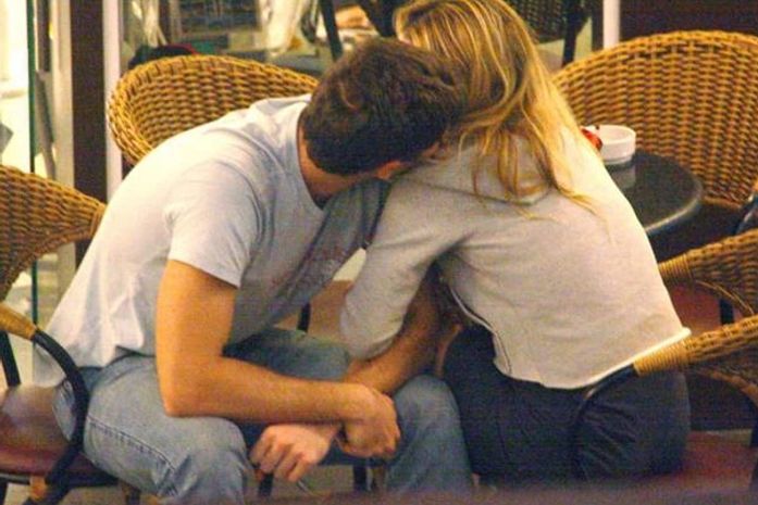 Danielle Winits troca beijos com Jonatas Faro e quase esbarra com Cássio Reis