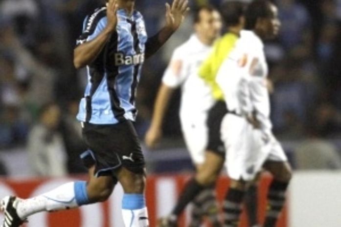 Grêmio reage no 2º tempo, vira contra o Santos e vence com três de Borges
