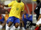 Comitê organizador da Copa critica Dunga por barrar Ronaldinho Gaúcho