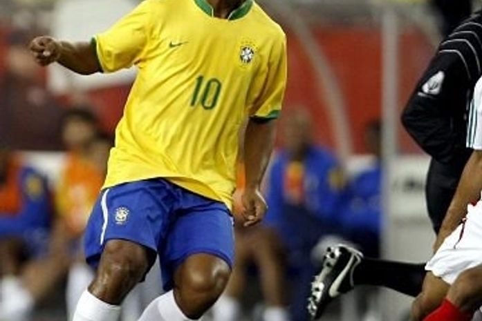 Comitê organizador da Copa critica Dunga por barrar Ronaldinho Gaúcho