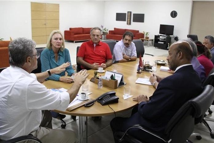 PSB se reúne com Téo e chance de Carimbão ser senador aumenta