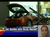 Zangada, americana bate Mitsubishi Eclipse contra delegacia de polícia