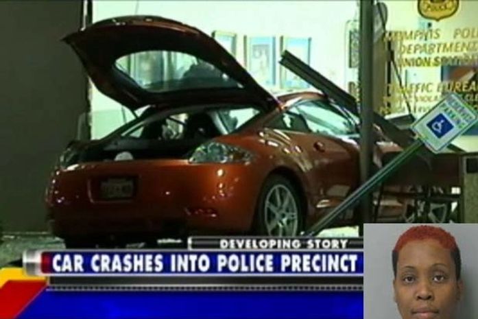 Zangada, americana bate Mitsubishi Eclipse contra delegacia de polícia