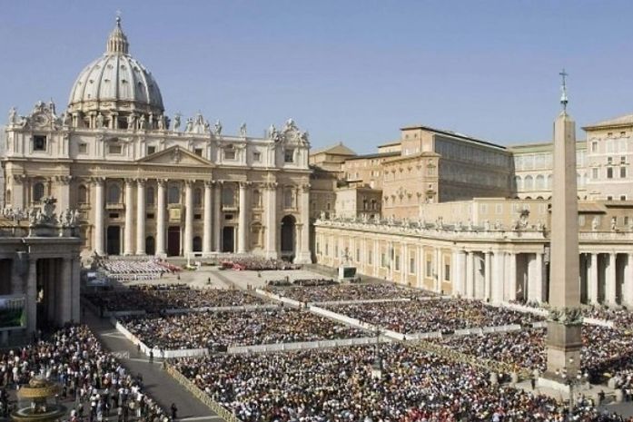VÍDEO: Papa recebe apoio de multidão de 150 mil fiéis depois de escândalos sexuais
