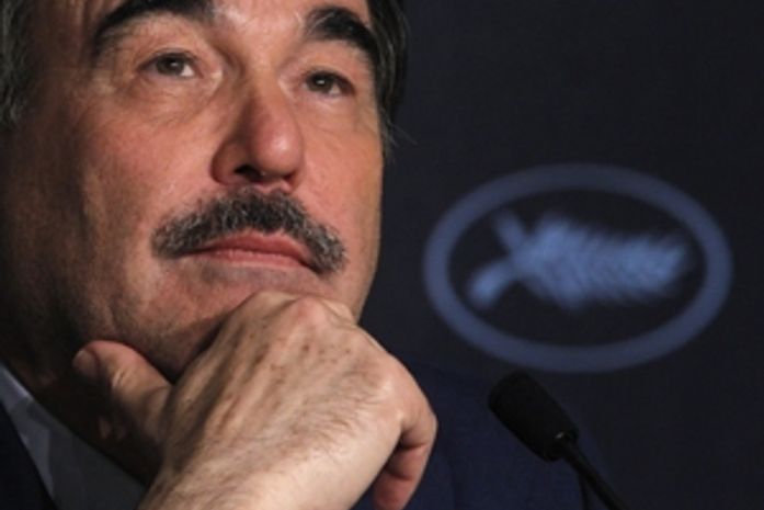 O diretor Oliver Stone em sessão 'Wall street' em
Cannes, na última sexta (14)
