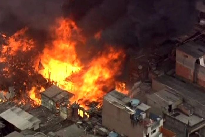 Incêndio atinge favela no ABC