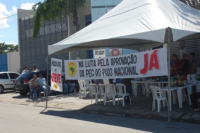 Policiais deflagram greve de 24 horas