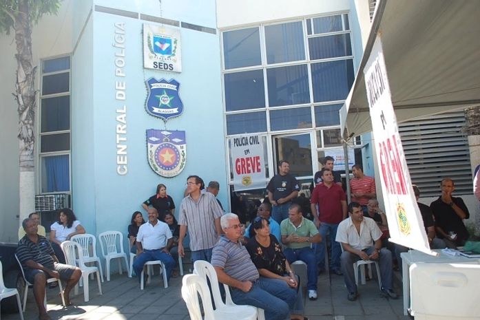 Policiais deflagram greve