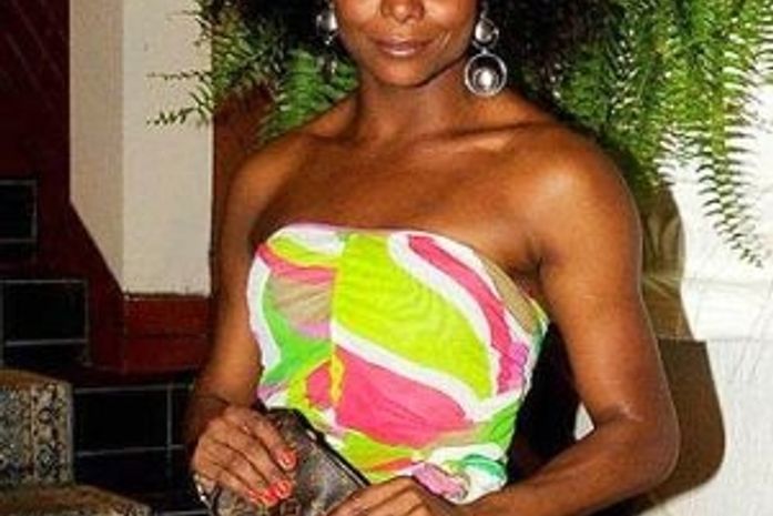 Que mãe! Adriana Bombom esquece as filhas em um churrasco