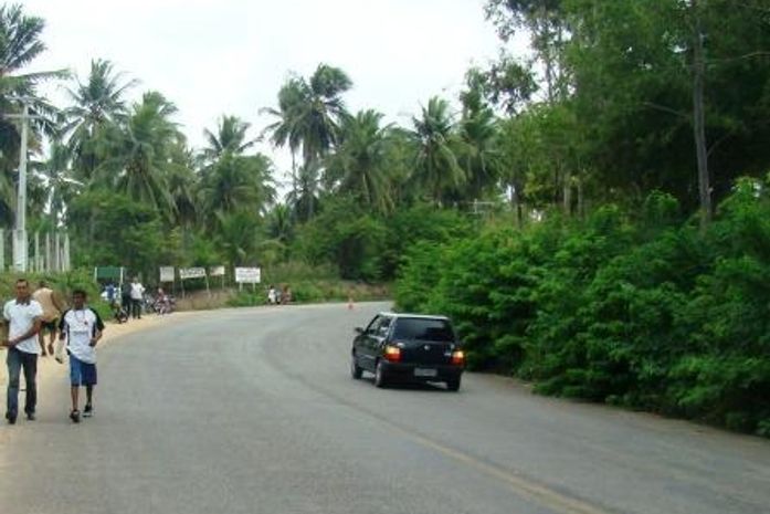 Motociclsta teria sobrado nesta curva