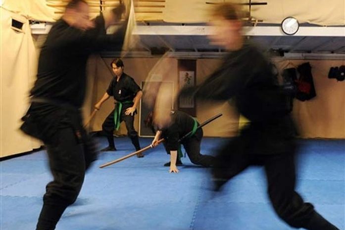 Instrutor Kaylan Soto (à esquerda) durante aula