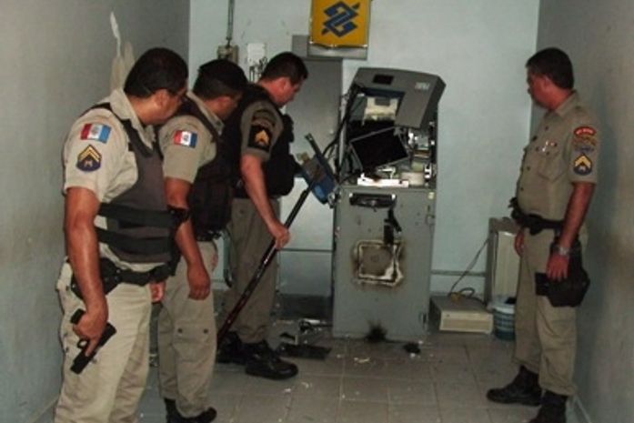 Policiais trocam tiros com assaltantes e evitam assalto ao Banco do Brasil de Inhapi