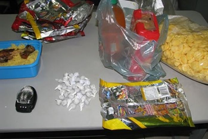 Adolescente entrega "salgadinho de maconha" na Delegacia