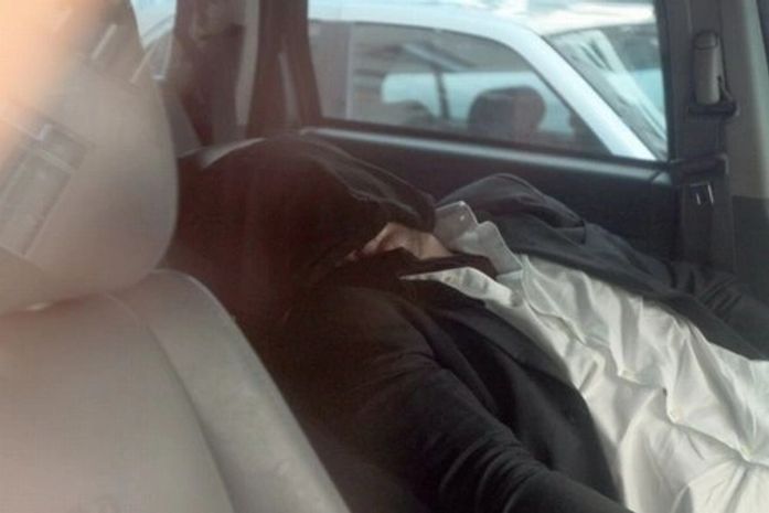 Ex-BBB dorme dentro do carro e vira atração em rua de Copacabana