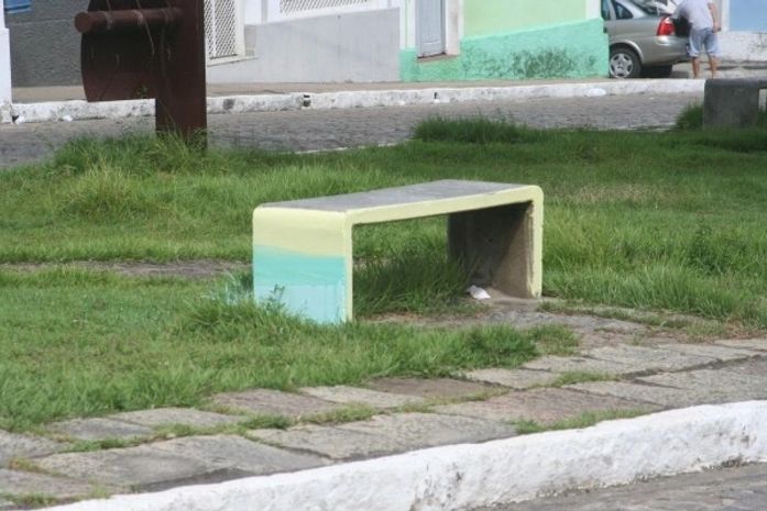 Bancos da Praça Marechal Deodoro receberam pintura