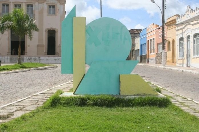 Monumento recebeu as cores verde e amarelo
