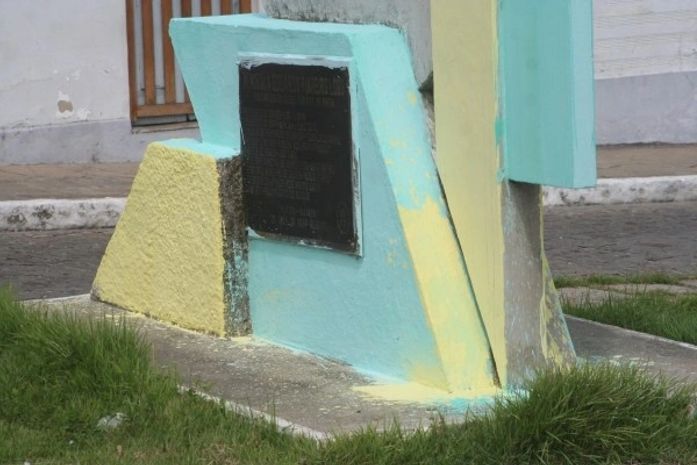 Monumento em homenagem a Eduardo Pinheiro Lobo também foi pintado