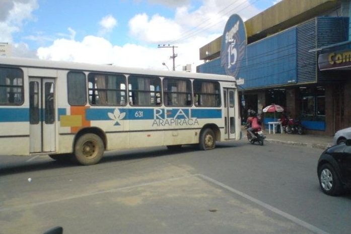 Ônibus bloqueava rua em Arapiraca