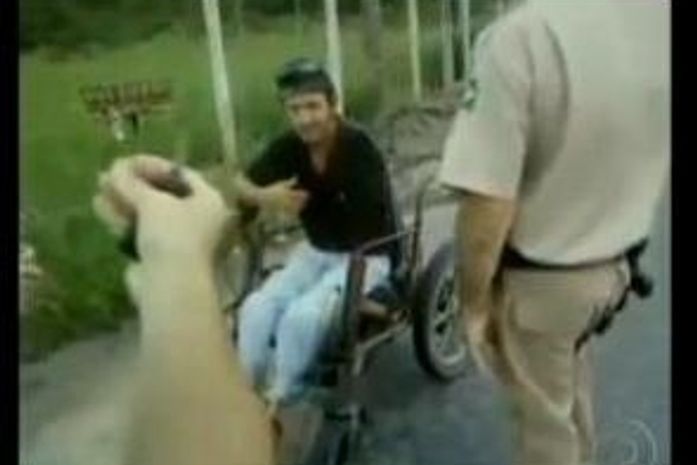 Pescador é flagrado com cadeira de rodas motorizada em estrada em SC