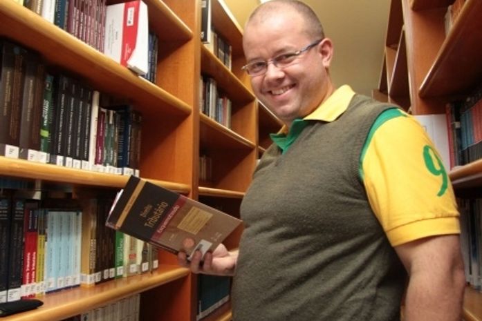 Apesar de ser fanático por futebol, Daniel Basílio, 35, vai
perder a Copa do Mundo para estudar para um concurso