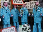 Em protesto, trabalhadores da Foxconn queimaram
imagens de iPhones.