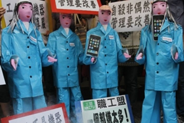 Em protesto, trabalhadores da Foxconn queimaram
imagens de iPhones.