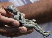 Mergulhadores encontram relíquias egípcias do palácio de Cleópatra