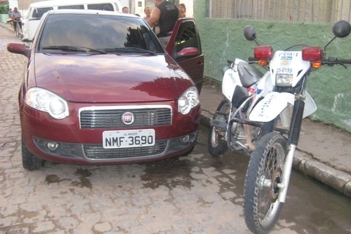 Polícia troca tiros com bandidos e apreende carro usado em assalto