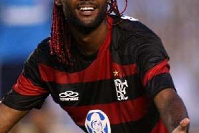 Adriano vai embora e permanência de Love no Fla é complicada