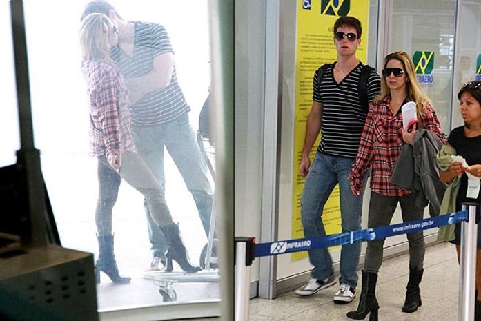 Danielle Winits e Jonatas Faro se beijam em aeroporto