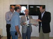 Espaço Aurélio recebe doação de dicionário autografado pelo mestre