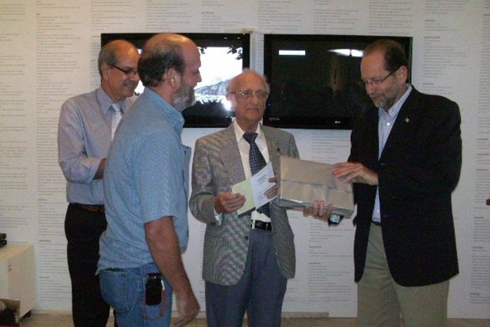 Espaço Aurélio recebe doação de dicionário autografado pelo mestre