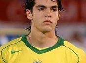 Kaká se irrita com entrada dura durante treino da Seleção
