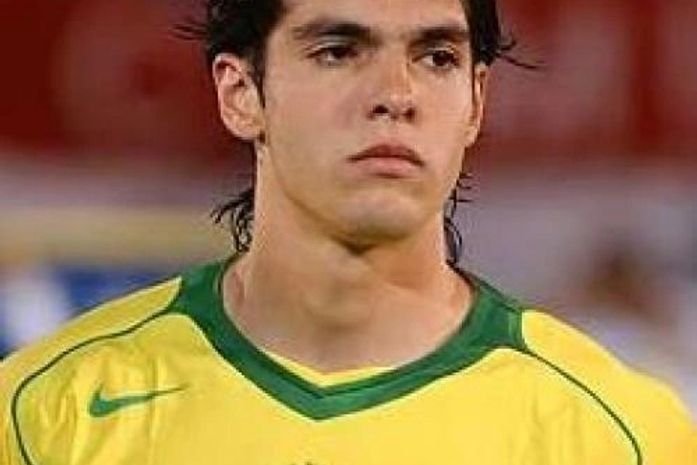 Kaká se irrita com entrada dura durante treino da Seleção