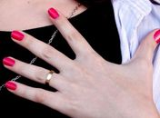 Fashionistas desfilam com diferentes esmaltes