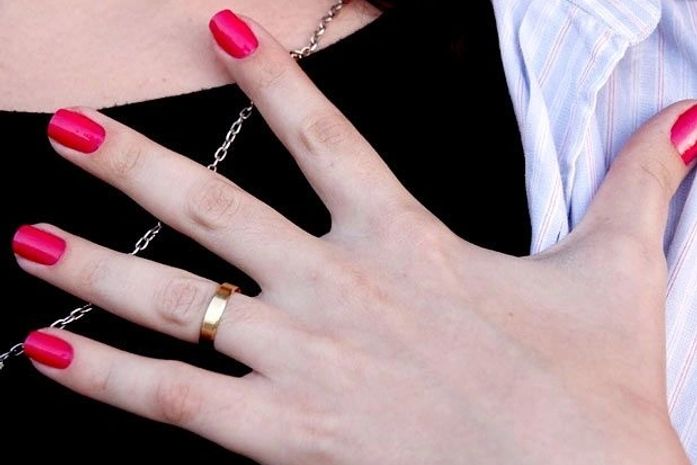 Fashionistas desfilam com diferentes esmaltes