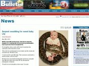 Mãe cria polêmica ao tirar foto de cobra de 4 metros enrolada em bebê