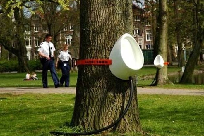 Designer inventa mictório para ser colocado em árvores