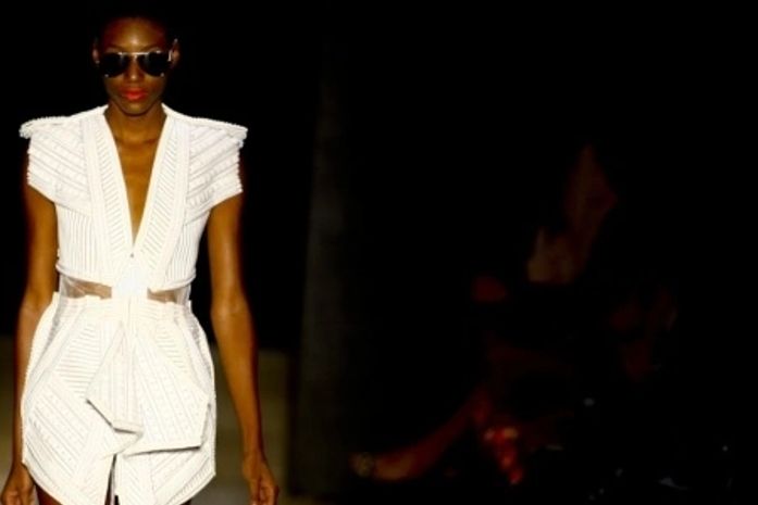 O verão é branco, inteligente, assimétrico e texturizado para Melk Z-da