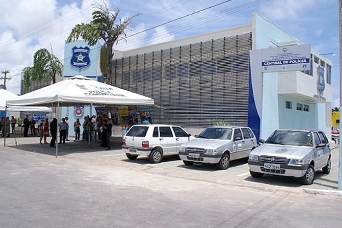 Policiais voltam a realizar ato público na Central de Polícia nesta quarta
