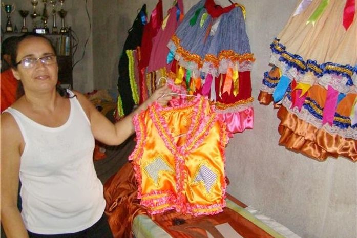 Costureiras intensificam produção de fantasias juninas em Anadia