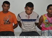 Jovens caem da moto e são presos em flagrante após assaltarem posto de combustíveis