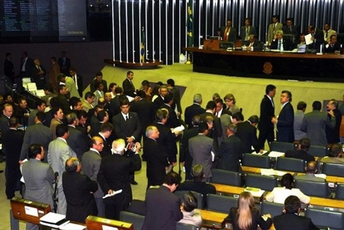 Fidelidade: Aprovado projeto que obriga a ser filiado a partido um ano antes da eleição