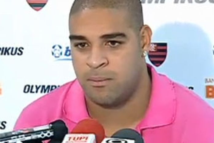 Jogador Adriano presta depoimento na delegacia de Irajá